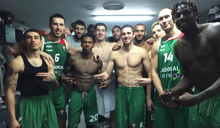 Los jugadores de Laboral Kutxa lo celebraron por todo lo alto.