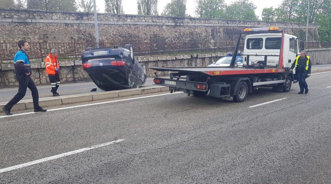 Estado del vehículo volcado tras el accidente en la Avda. Don Juan de Borbón