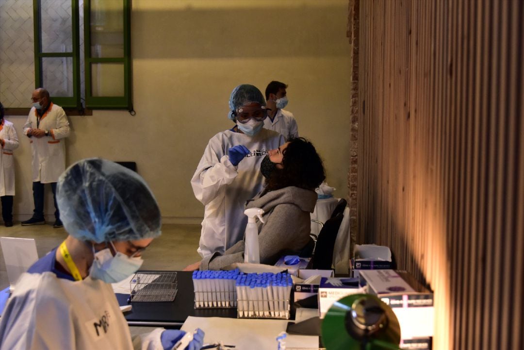 Realización de test de antígenos de detección del COVID-19 en el Recinto Modernista del Hospital de Sant Pau, en Barcelona