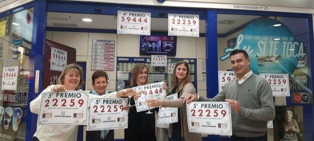 Los responsables de la administración del CC Peñacastillo celebran el reparto de una serie del quinto premio, el 22.259.