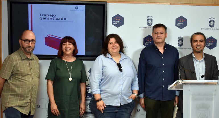 Pedro Muñoz (CCOO), Matilde Hinojosa (PSOE), Prado Galán (Ganemos), Alfredo Nieto (UGT) y José Luis Herrera (PSOE) han presentado el Plan