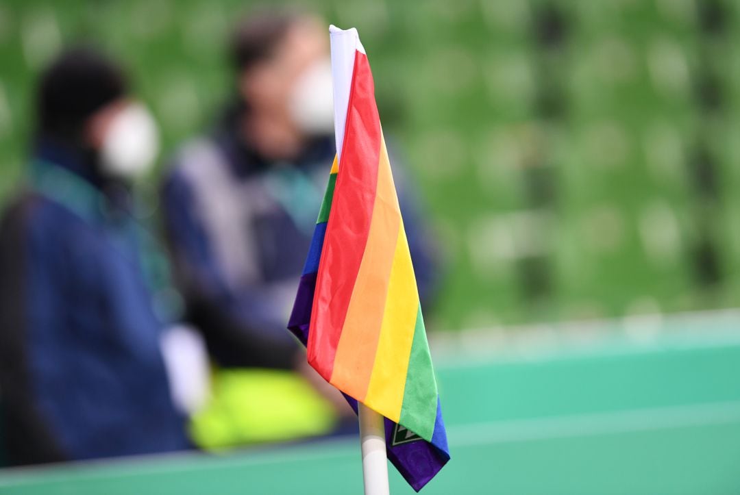 Banderín con la bandera arcoíris en un estadio alemán