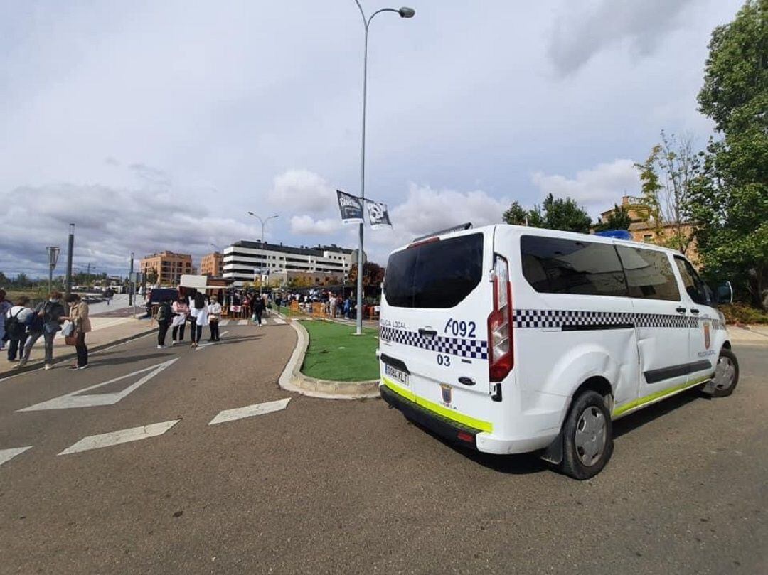 Patrulla de Policía Municipal a la entrada del Mercadillo en Tudela