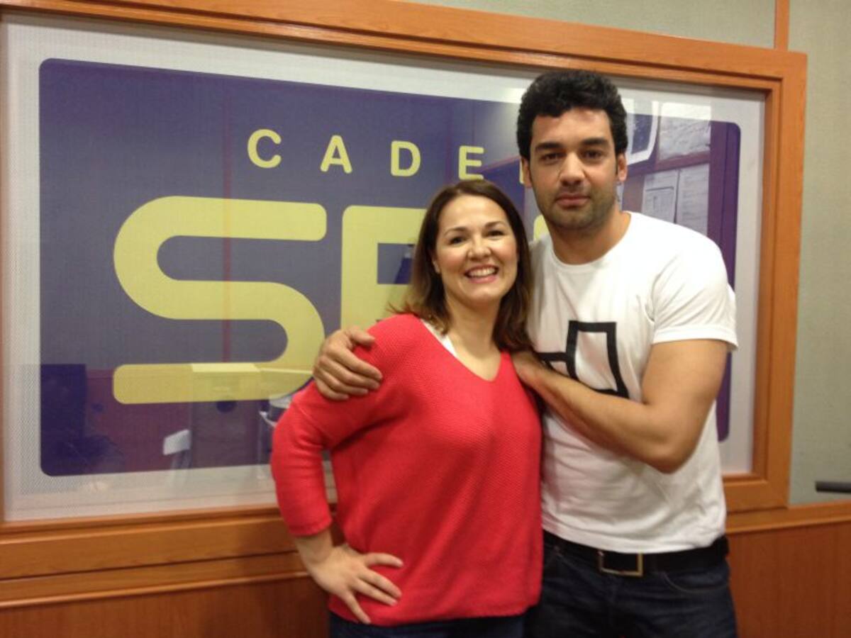 Elena Morales canta un bolero