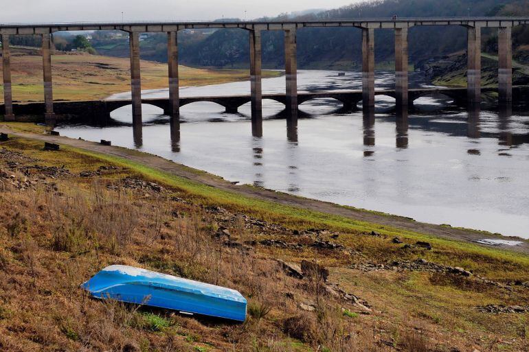 Estado actual del embalse de Belesar, Río Miño, a su paso por la localidad de Portomarín.