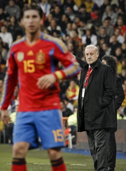 El entrenador de la selección española de fútbol, Vicente del Bosque, observa desde la banda el partido amistoso que el combinado nacional disputa contra la selección colombiana