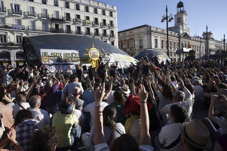 GRA300. MADRID, 16/05/2015.- Final de la manifestación convocada por el 15M con el lema &quot;2015M: No nos amodazarán. La lucha sigue en las calles&quot; que ha discurrido entre Cibeles y la Puerta del Sol, en Madrid. Efe/Kiko Huesca