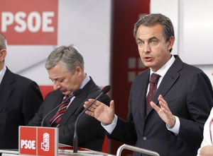 El presidente del Gobierno y secretario general del PSOE, José Luis Rodríguez Zapatero y el vicesecretario general socialista, José Blanco, durante la rueda de prensa que ha ofrecido esta noche en la sede socialista de Madrid.