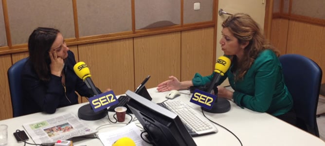 Pepa Bueno entrevista a la consejera de la Presidencia de la Junta de Andalucía, Susana Díaz, en los estudios de Radio Sevilla.