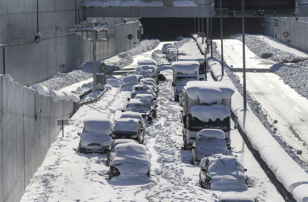 Atenas, colapsada por la nieve