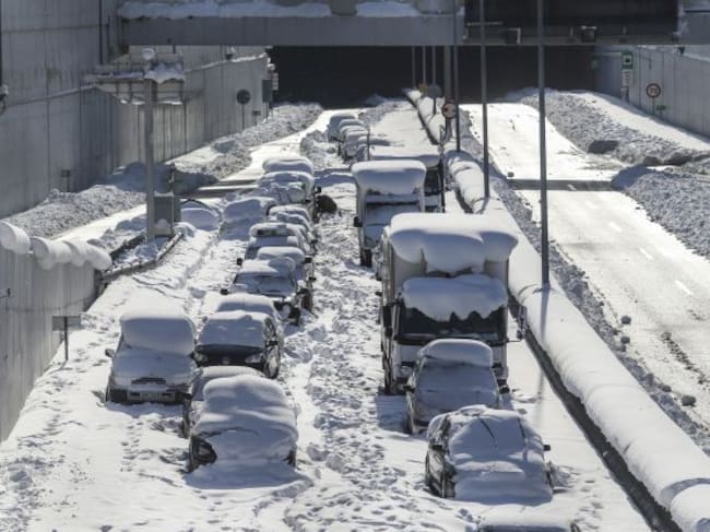 Atenas, colapsada por la nieve