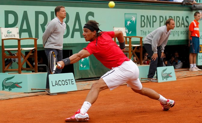 Rafa Nadal devuelve una bola a Almagro en cuartos de Roland Garros