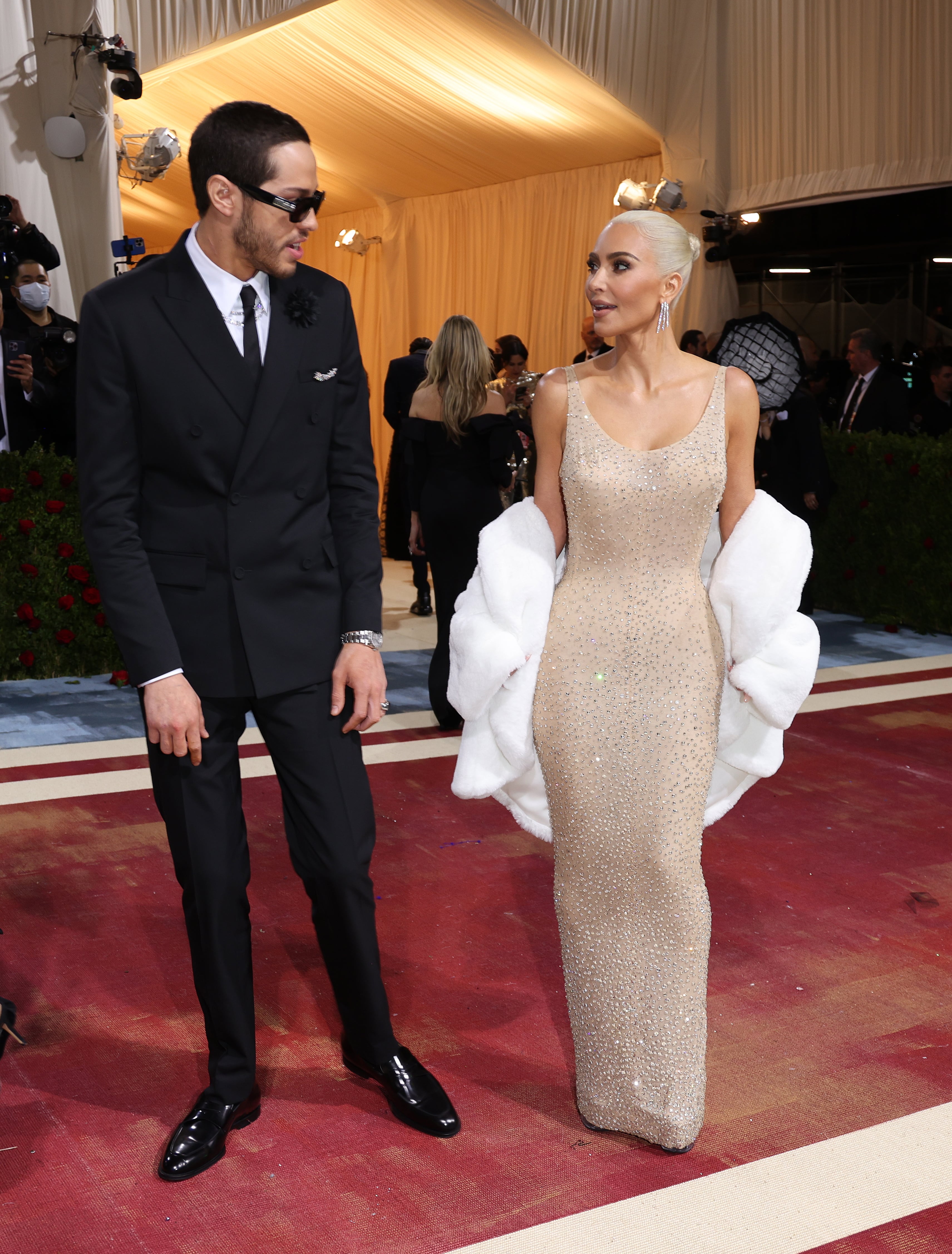 Pete Davidson (I) y Kim Kardashian en la alfombra roja de la Gala Met en Nueva York en 2022