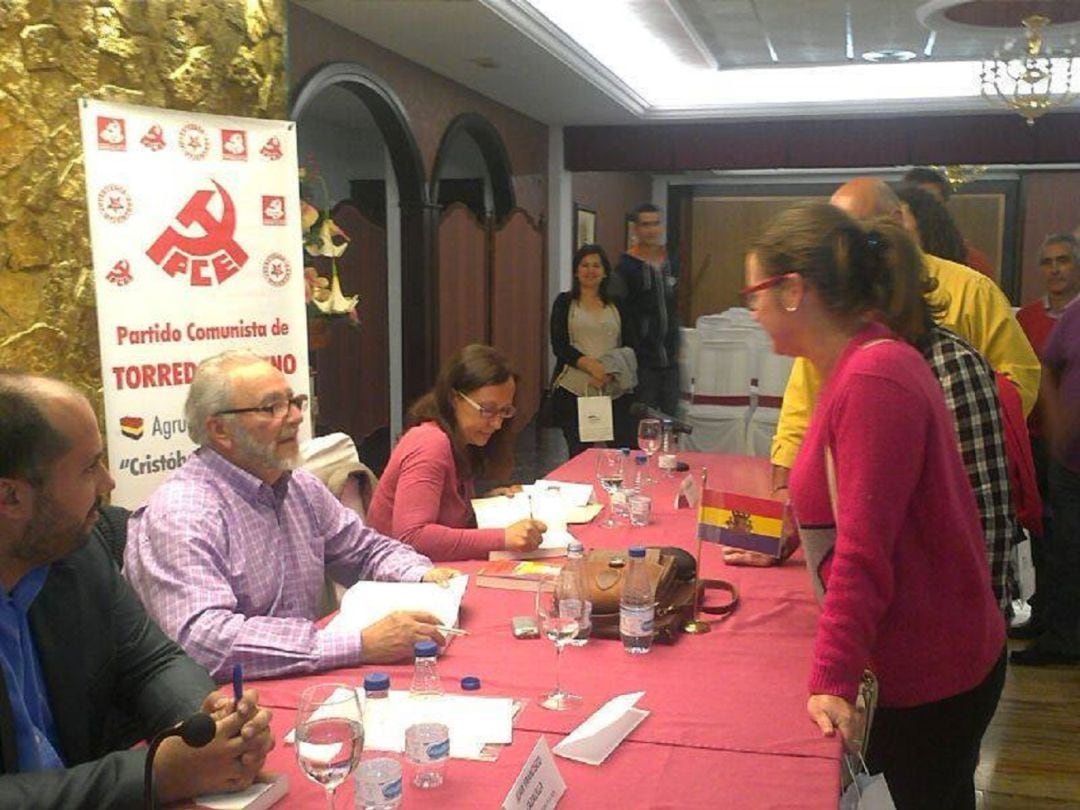 Algunos militantes de IU Jódar en la presentación del libro de Julio Anguita en Torredonjimeno en 2014