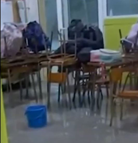 Un aula del colegio Calderón, en el Grau de Gandia, inundada ayer