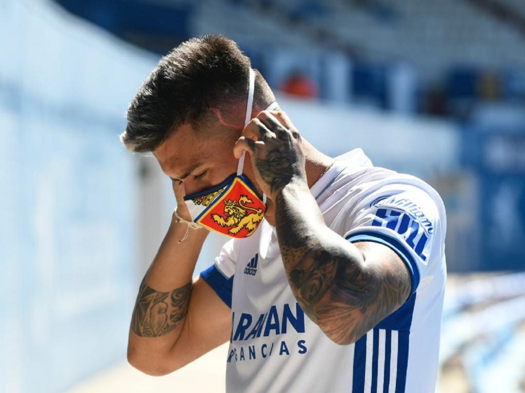 Juanjo Narváez posa con la equipación del Real Zaragoza