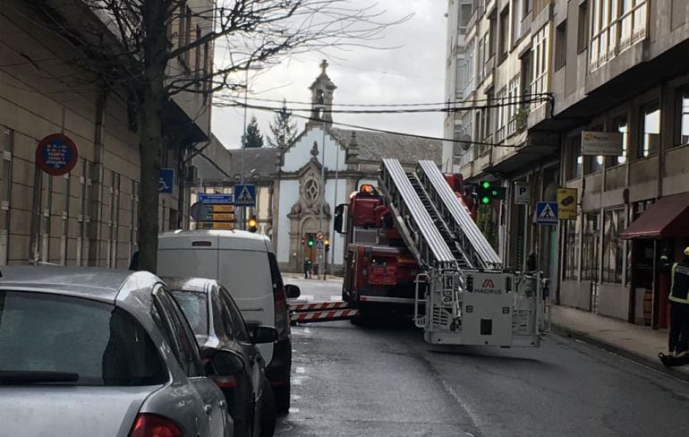 Los bomberos han intervenido en la Rúa Paxariños por la caída de una chimenea