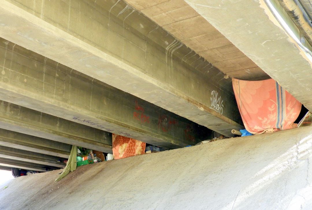 Vecinos de San Cristóbal denuncian pequeñas chabolas bajo el puente Juan Carlos I.