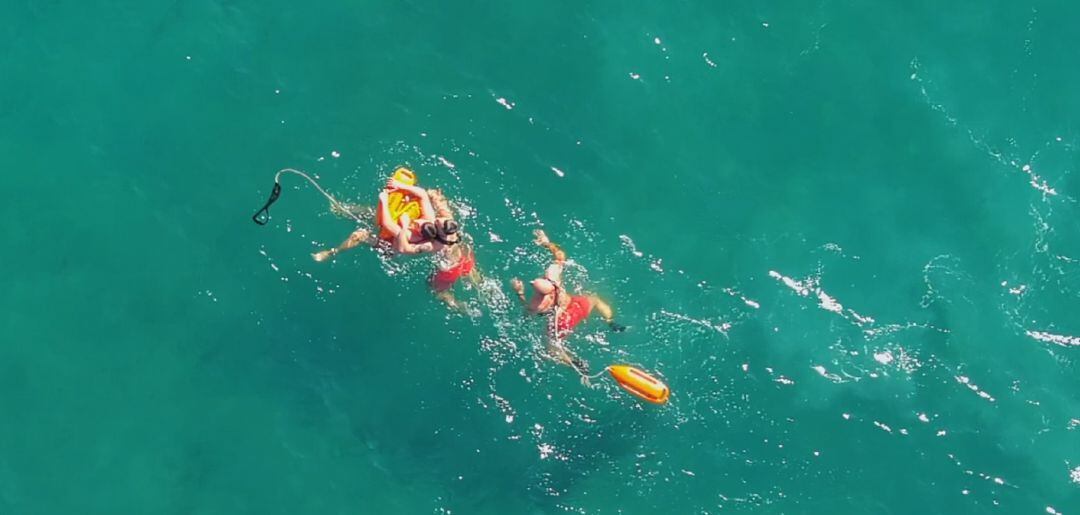 Un rescate en alta mar a vista de dron.
