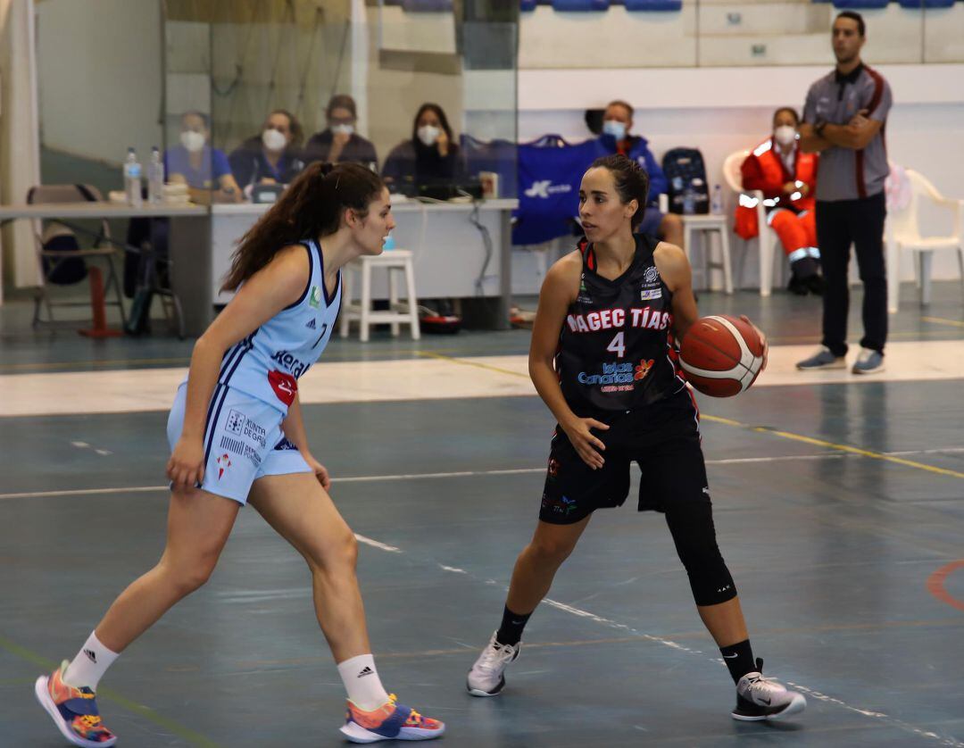 Sara Duarte controlando el balón ante una jugadora del Celta.