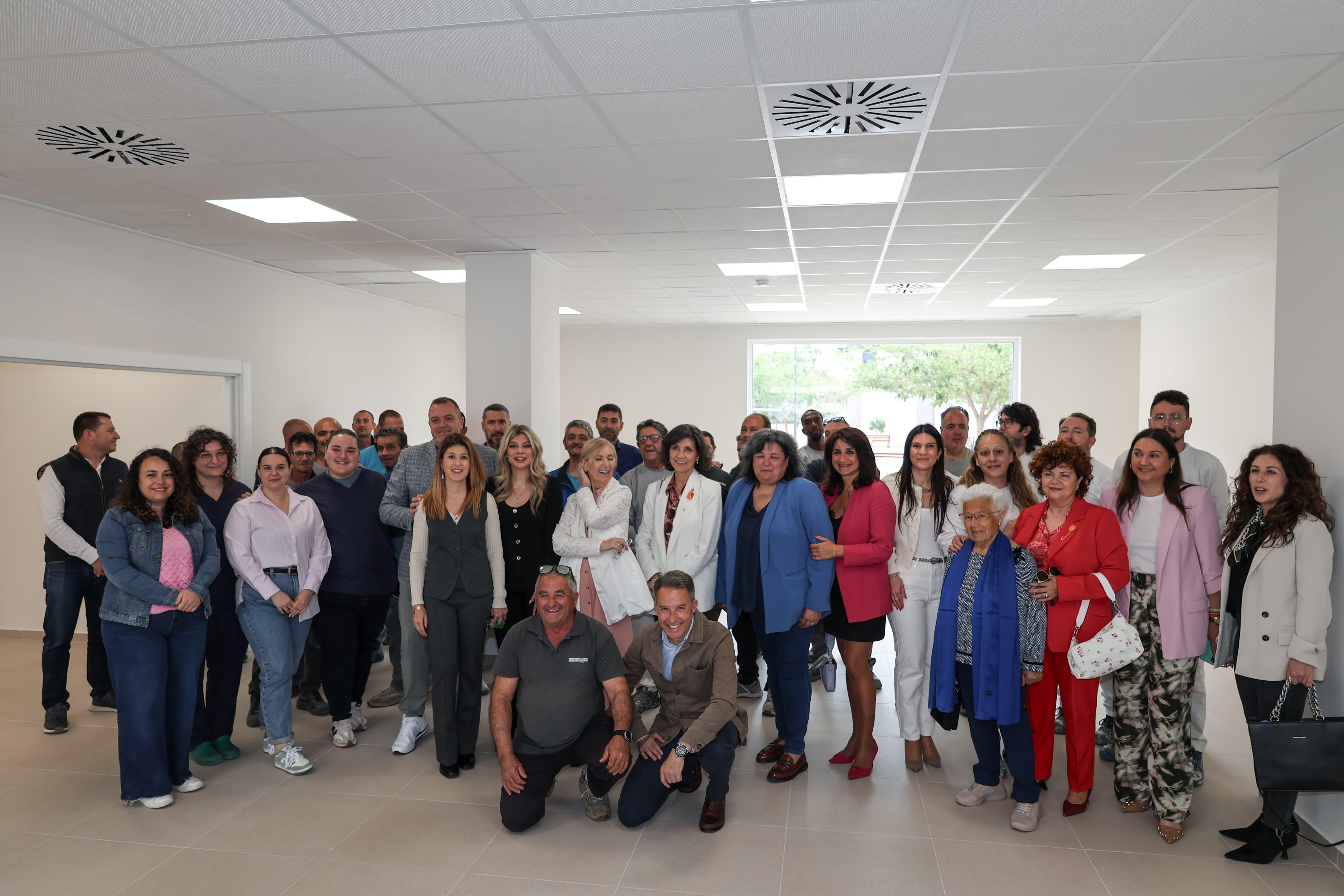 Visita al nuevo bajo de la asociación de Alzheimer de Lorca