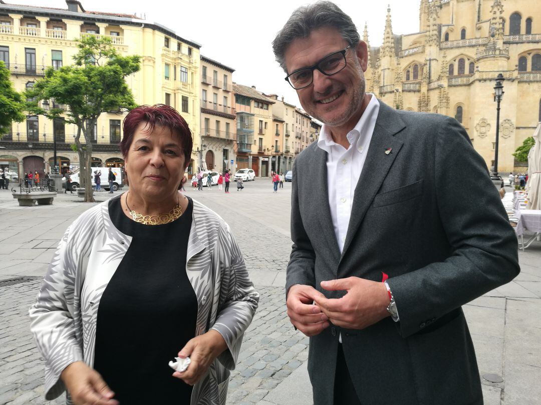 La candidata Clara Luquero junto a José Luis Vázquez esta mañana en la plaza Mayor de Segovia