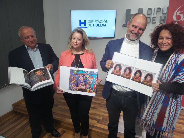 El fotógrafo Héctor Garrido (centro) junto a la actriz Laura de la Uz (drcha.) y la diputada de Cultura, Lourdes Garrido, y el editor Rafael Rueda (izq.). 