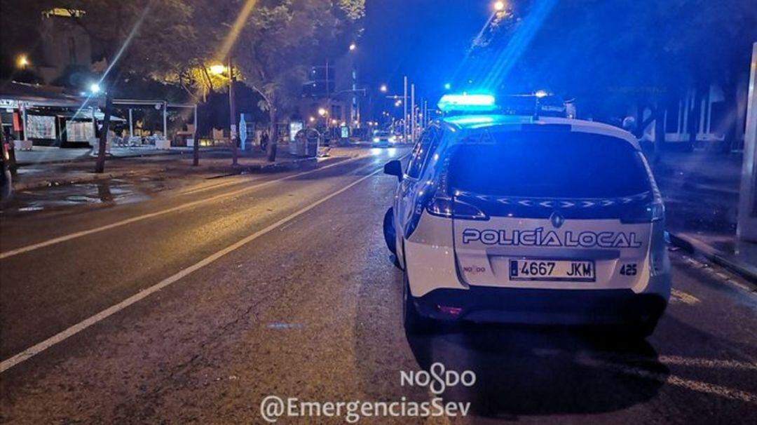 Agentes de la Policía Local de Sevilla en el entorno en el que un individuo ha rajado las ruedas de 24 coches.