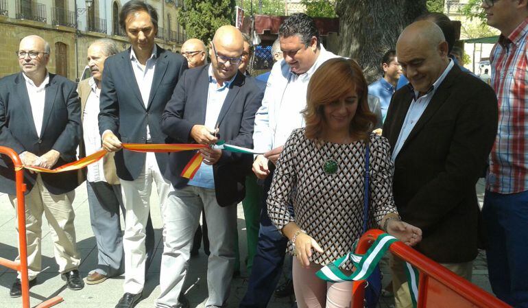 La alcaldesa, Toni Olivares, corta la cinta inaugural de la Feria de la Tapa de este año