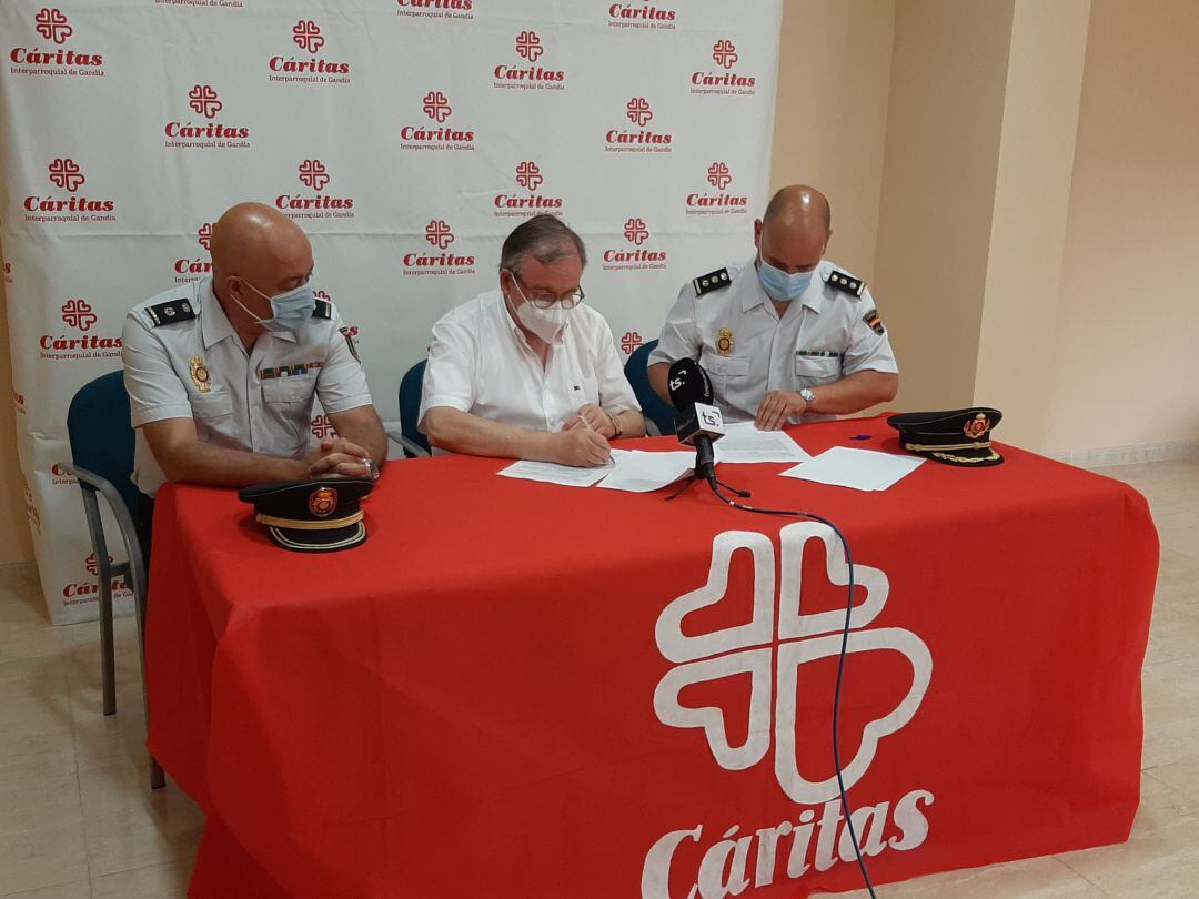 Firma del acuerdo entre Cáritas Gandia y la Policía Nacional 