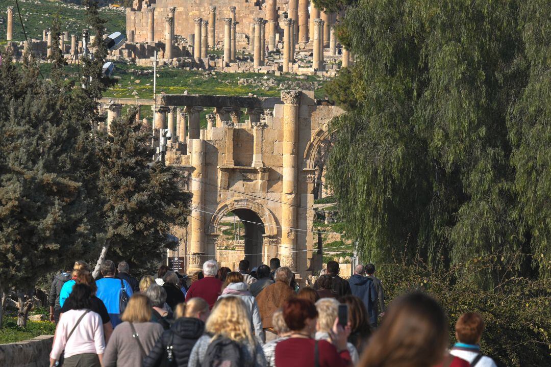 Turistas en las ruinas romanas de Gerasa (Jordania).