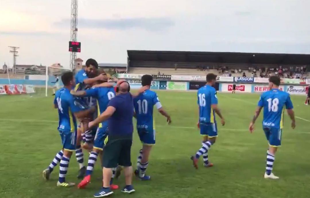 Los jugadores celebran el 3-0 de Ruba ante los micrófonos de la Cadena SER.