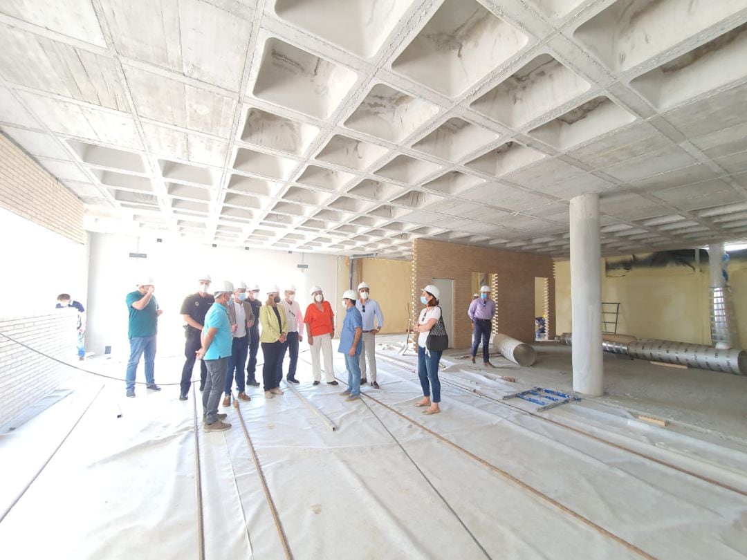 La alcaldesa de Motril, Luisa García Chamorro, junto a técnicos y miembros del equipo de gobierno visitan las obras de la nueva jefatura de policía local