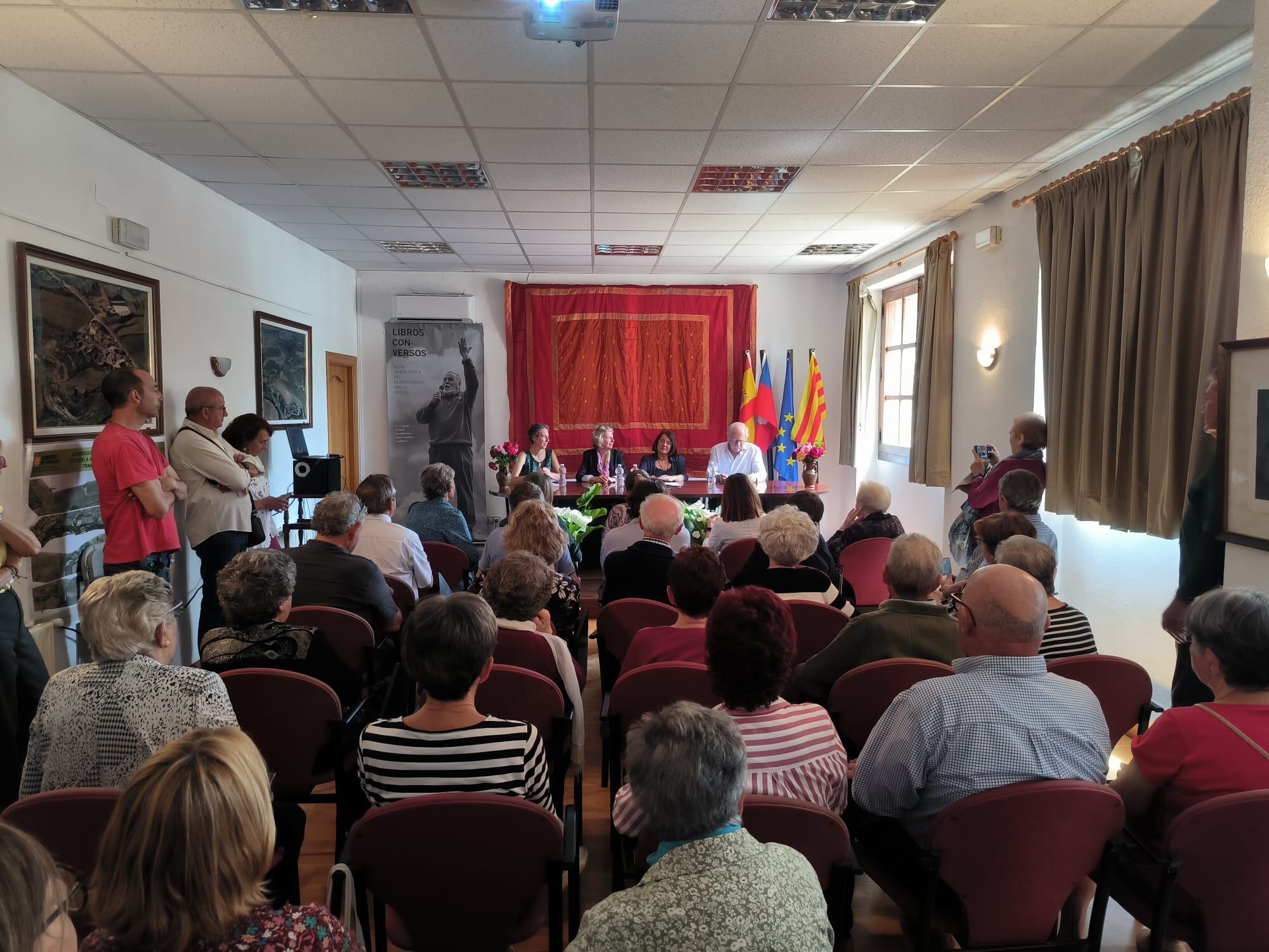 El salón de actos de Biscarrués, durante el homenaje a Emilio Gastón