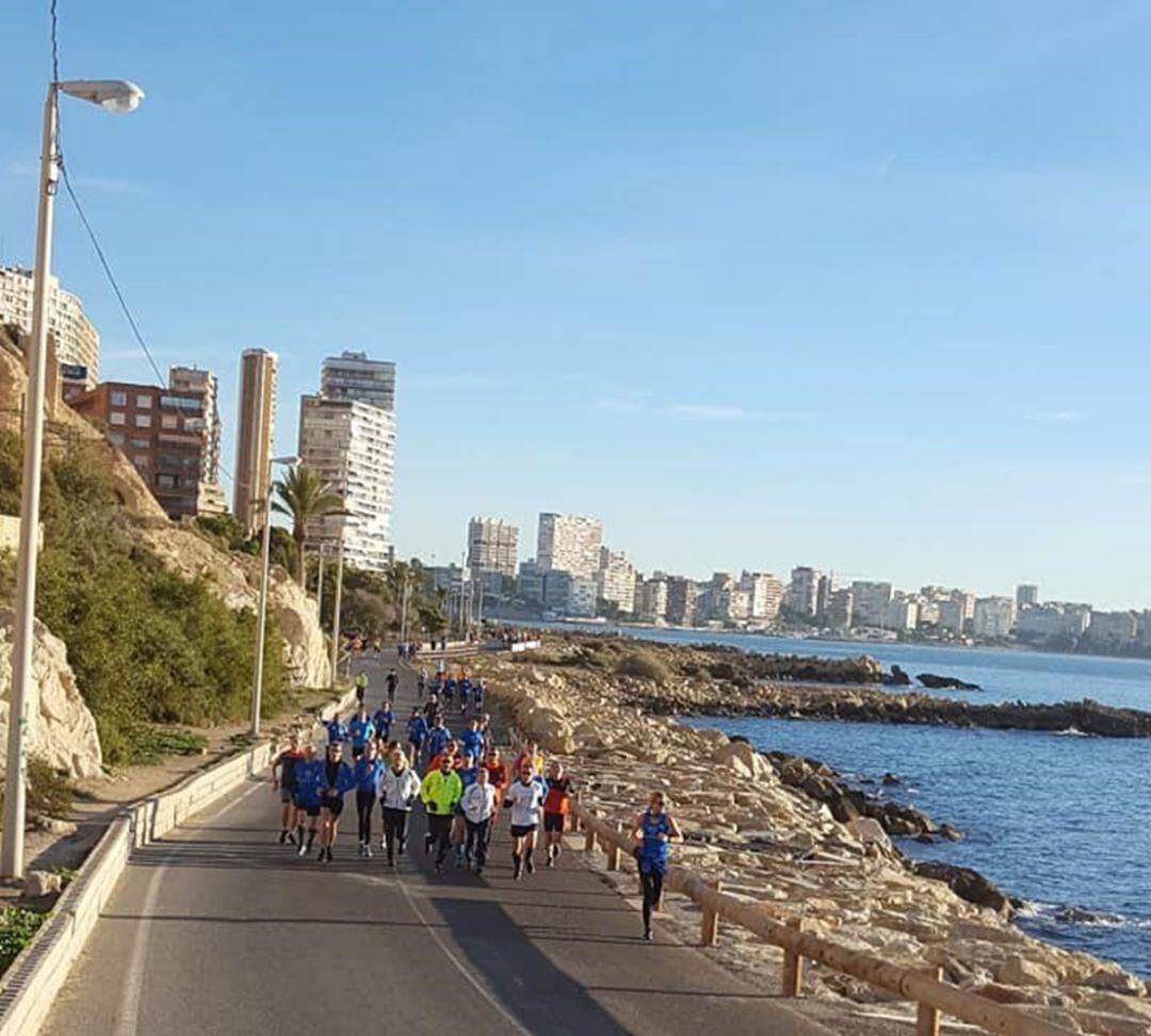 Un grupo de atletas corre en La Cantera junto al mar