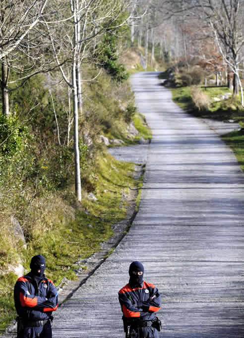 Los terroristas colocaron carteles en la pista de acceso a las instalaciones advirtiendo de la existencia del artefacto