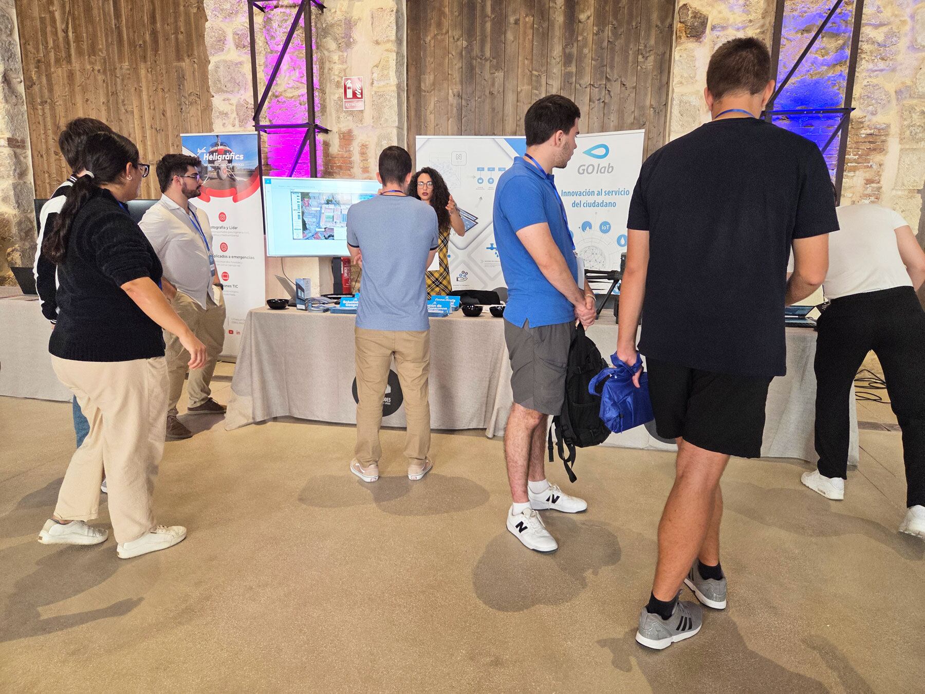 A lo largo de la nave central de Rodes, junto a donde se han desarrollado las ponencias se han instalado diversos estands