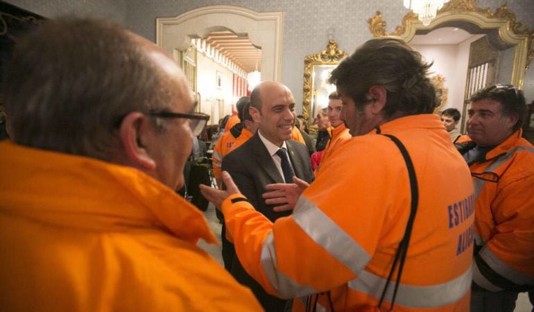 Estibadores del Puerto de Alicante, conversan con el alcalde, Gabriel Echávarri, en el receso de un reciente pleno.