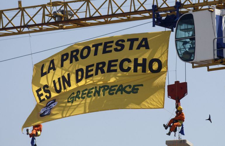 Activistas de Greenpeace protestan ante la aprobación de la conocida como &#039;Ley Mordaza&#039;.