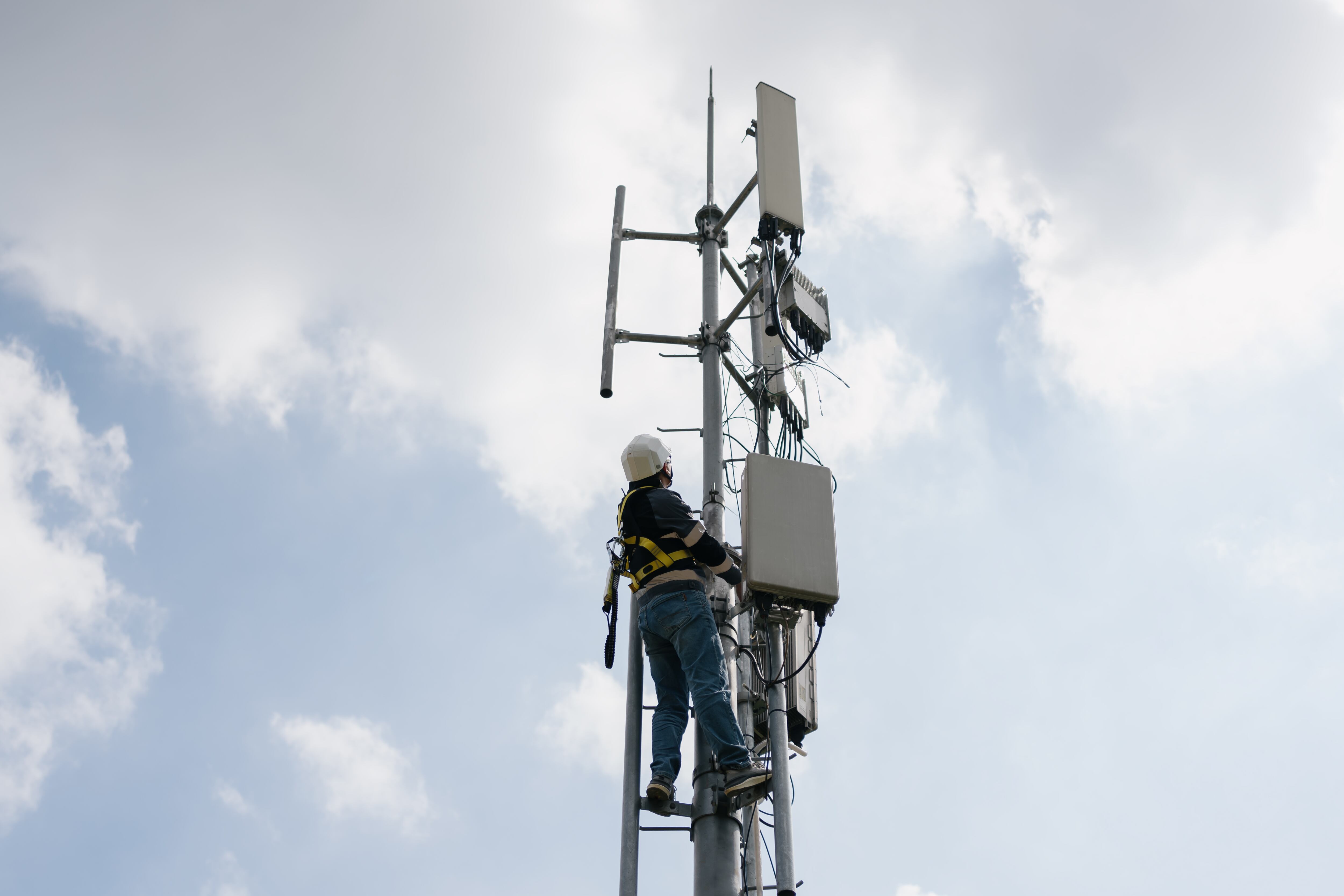 Un operario instala una antena de telecomunicaciones 5G, en una imagen de archivo