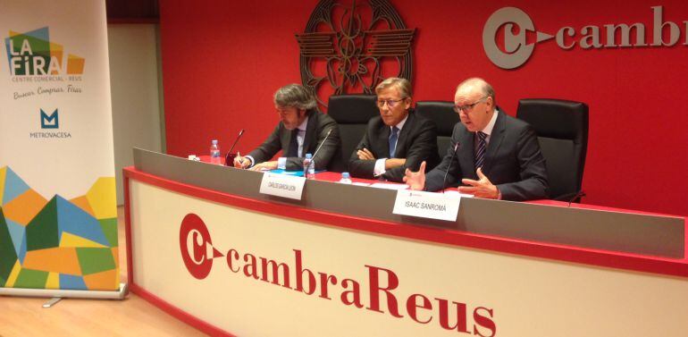 Isaac Sanromà (dreta), president de la Cambra de Comerç de Reus, acompanyat de Carlos García León (centre), conseller delegat de Metrovacesa.