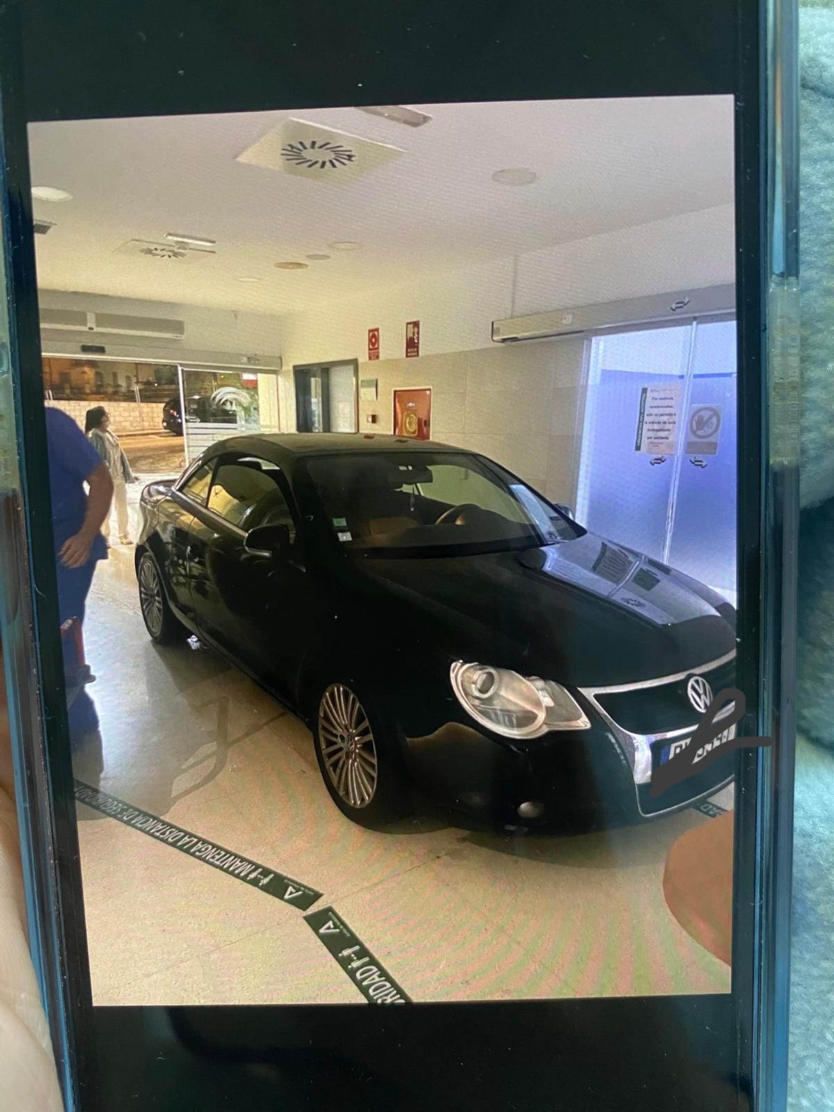El coche en el interior del hospital malagueño este viernes