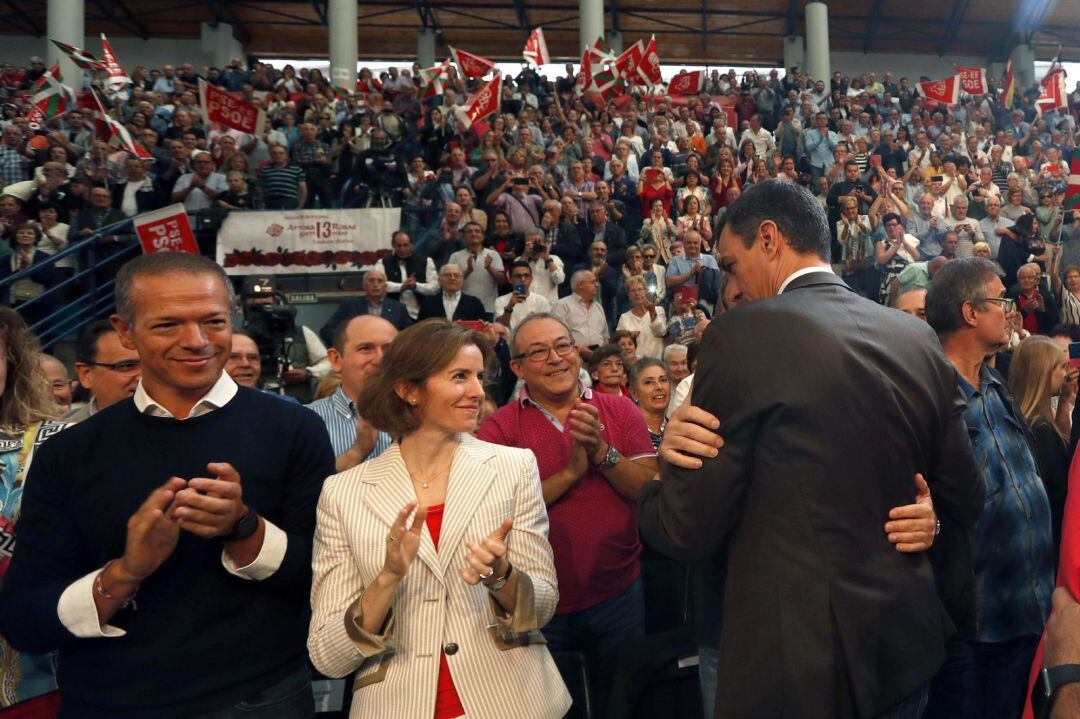 El candidato y presidente del Gobierno en funciones, Pedro Sánchez, (d) saluda a la militancia al inicio del acto político en la localidad vizcaína de Barakaldo, donde proclamó a Idoia Mendia candidata del PSE-EE a lehendakari en las elecciones vascas previstas para 2020.