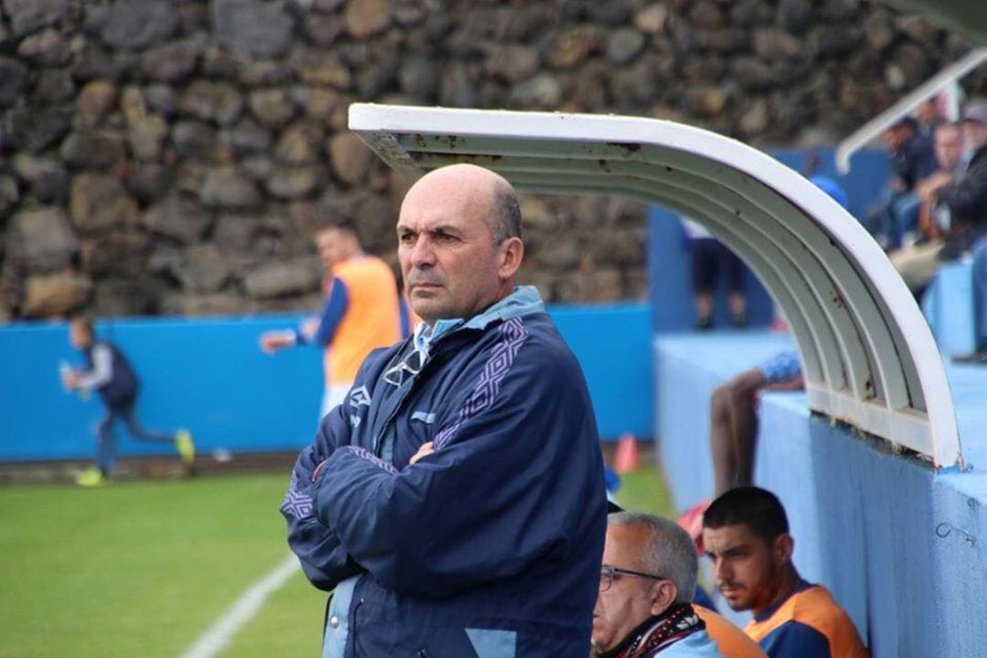 El técnico grancanario tiene a la SD Tenisca como líder de la tercera canaria