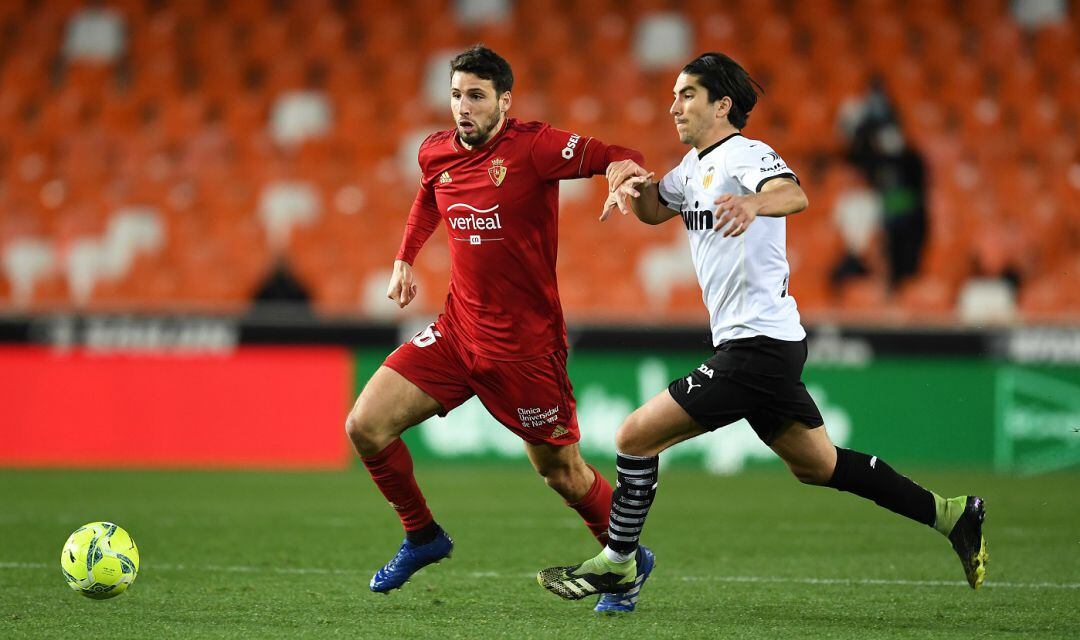 Calleri lucha por un balón con Carlos Soler en Mestalla