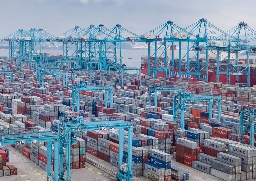 Tráfico de contenedores en el Puerto.