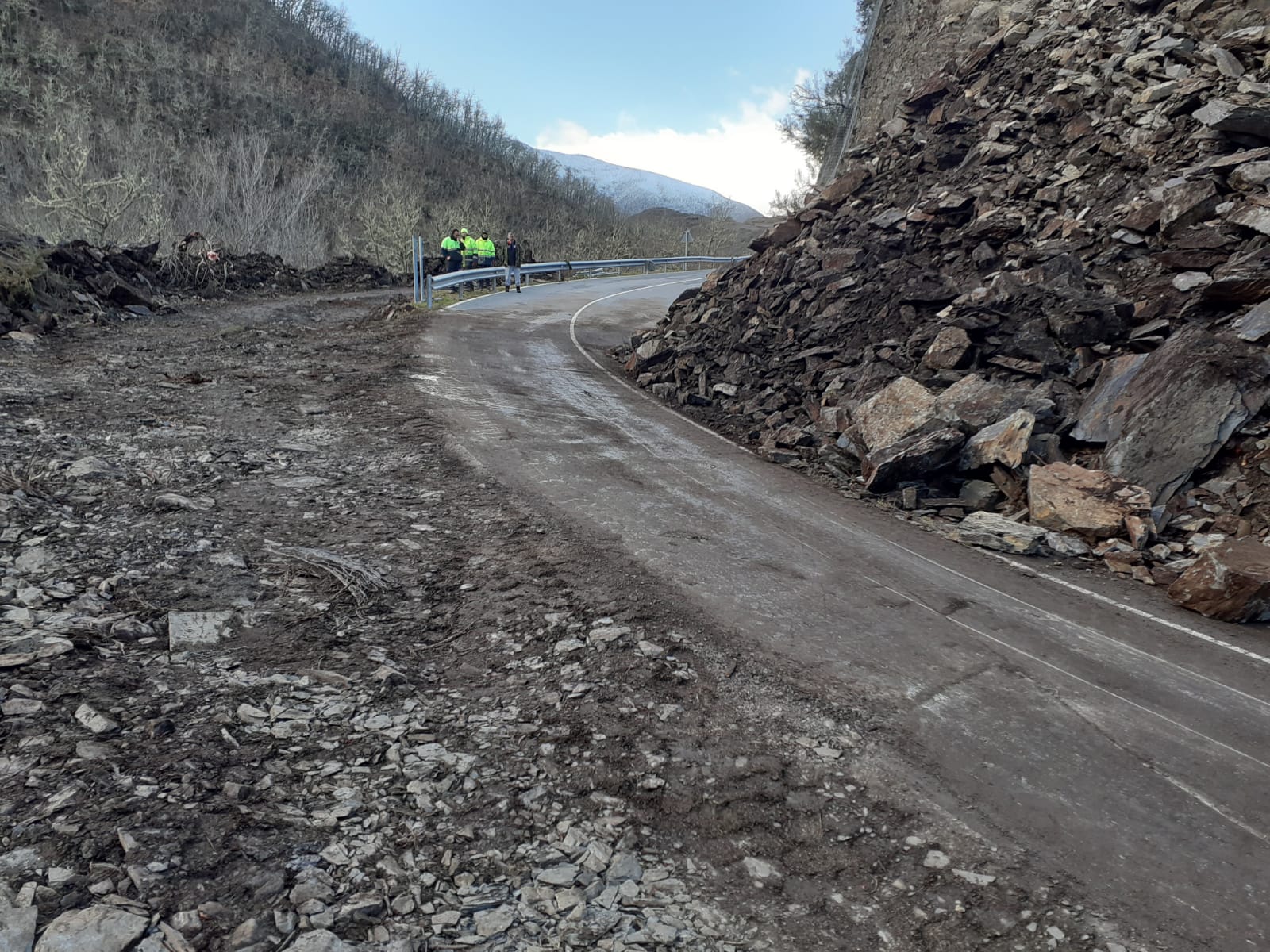 La maquinaria ha logrado despejar un carril