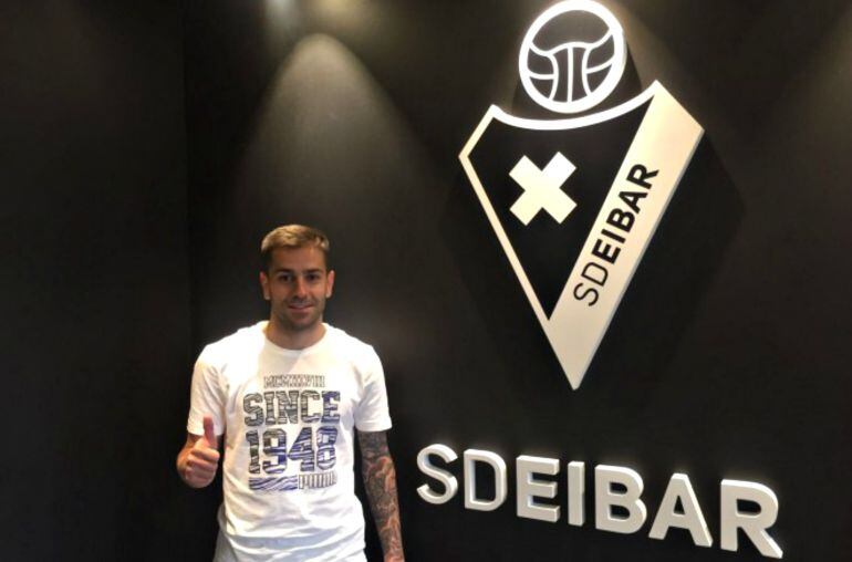 Rubne Peña posa delante del escudo del palco de Ipurua