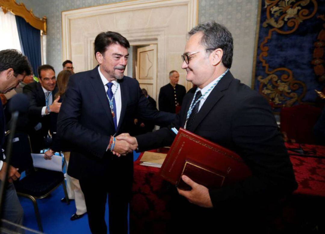 El alcalde Barcala y el líder de la oposición Sanguino, en el Pleno de investidura de 2019