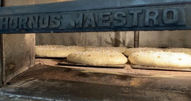 Imagen de algunos de los 'nochebuenos' haciéndose en el horno